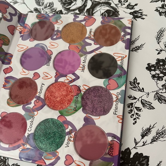 Saints Angels Sinners Friendsgiving eyeshadow palette - Picture 7 of 14